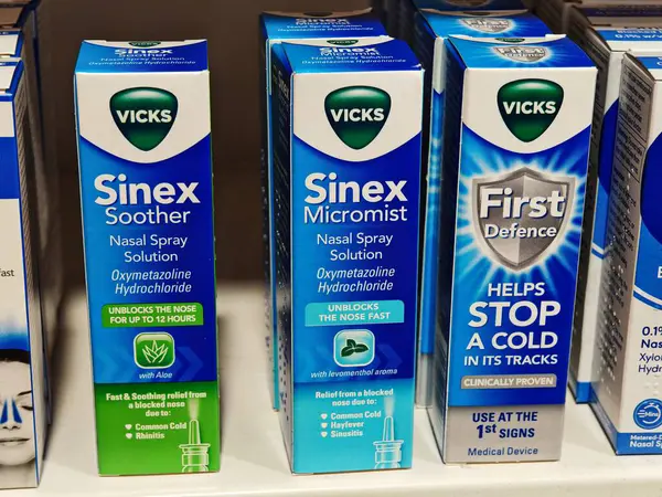 Londra, İngiltere-5 Mart 2025: VICKS SINEX SOther, tıkanıklığı azaltan ve kalıcı konfor için aloe vera ve mentollü kuru burun deliklerini yatıştıran hızlı etki eden bir burun spreyi.
