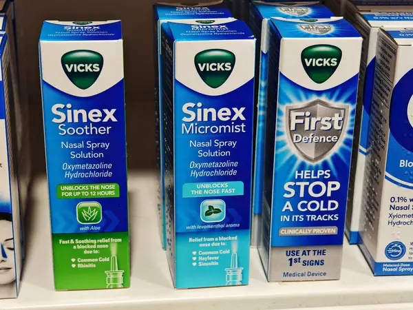 Londra, İngiltere-5 Mart 2025: VICKS SINEX SOther, tıkanıklığı azaltan ve kalıcı konfor için aloe vera ve mentollü kuru burun deliklerini yatıştıran hızlı etki eden bir burun spreyi.