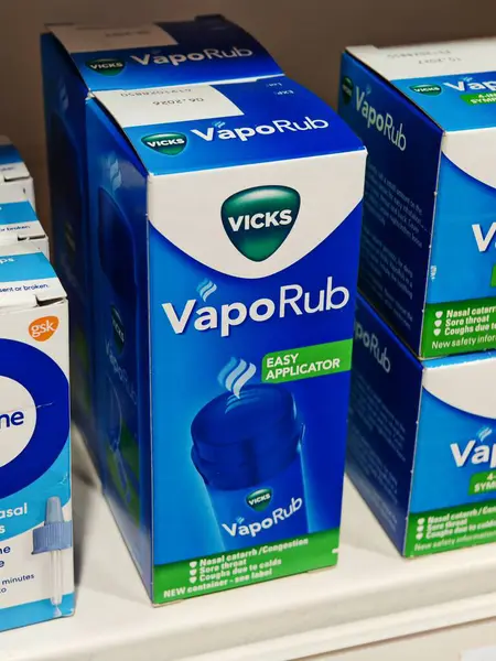 Londra, İngiltere-5 Mart 2025: VICKS VAPO RuB, tıkanıklığı azaltan, öksürükleri dindiren ve soğuk algınlığı ve grip sırasında daha rahat nefes alabilmek için solunum yollarını açan mentollü bir göğüs masajıdır.