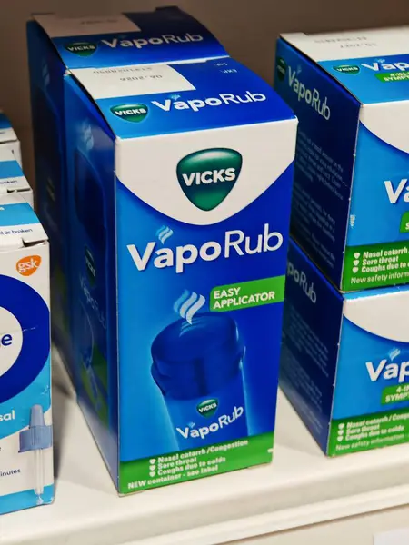 Londra, İngiltere-5 Mart 2025: VICKS VAPO RuB, tıkanıklığı azaltan, öksürükleri dindiren ve soğuk algınlığı ve grip sırasında daha rahat nefes alabilmek için solunum yollarını açan mentollü bir göğüs masajıdır.