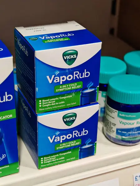 Londra, İngiltere-5 Mart 2025: VICKS VAPO RuB, tıkanıklığı azaltan, öksürükleri dindiren ve soğuk algınlığı ve grip sırasında daha rahat nefes alabilmek için solunum yollarını açan mentollü bir göğüs masajıdır.