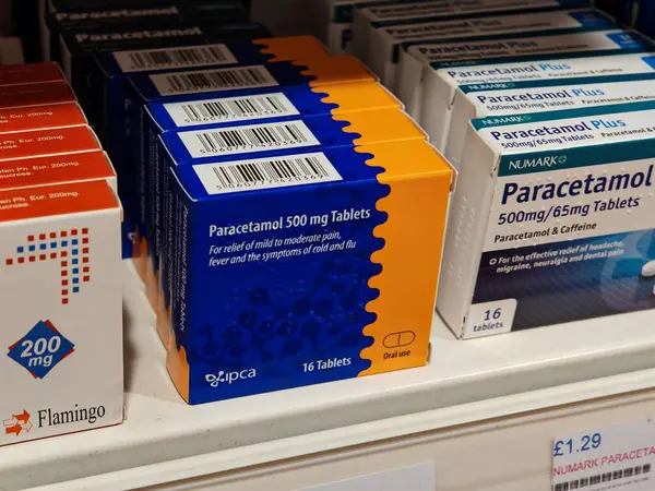 Londra, İngiltere-5 Mart 2025: PARACETAMOL 500MG CAPSULES hummadan, baş ağrılarından, vücut ağrılarından ve grip belirtilerinden hızlı bir rahatlama sağlayarak, onları karşı ağrı kesiciler üzerinde popüler hale getirdi..