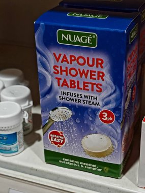 Londra, İngiltere-5 Mart 2025: Buhar banyosu tabletleri mentollü ve gerekli yağlarla rahatlatıcı buhar yaratarak, sıcak bir duş sırasında tıkanıklık ve gevşeme kaslarının temizlenmesine yardımcı olur.