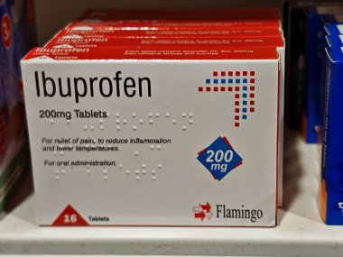 Londra, İngiltere-5 Mart 2025: IBUPROFEN FLAMINGO ağrıyı, ateşi ve iltihabı hafifletmekte, baş ağrıları, kas ağrıları ve soğuk algınlığının etkili bir şekilde yönetilmesine yardımcı olmaktadır..