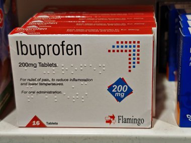 Londra, İngiltere-5 Mart 2025: IBUPROFEN FLAMINGO ağrıyı, ateşi ve iltihabı hafifletmekte, baş ağrıları, kas ağrıları ve soğuk algınlığının etkili bir şekilde yönetilmesine yardımcı olmaktadır..