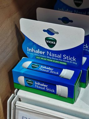 Londra, İngiltere-5 Mart 2025: INHALER NASAL STICK, tıkanmış burunları çabucak rahatlatan ve gerekli yağları kullanarak nefes alıp verişini iyileştiren uygun bir cep büyüklüğünde dekonjestan spreydir..