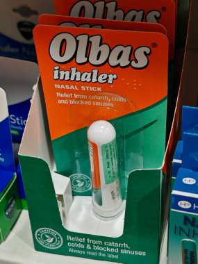 Londra, İngiltere-5 Mart 2025: OLBAS INHALER nezle ve alerjilerin yol açtığı tıkanmış burunları temizleyen önemli bir yağ karışımıyla burun tıkanıklığından anında kurtuldu.