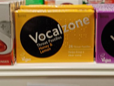 Londra, İngiltere-5 Mart 2025: VOCALZONE pasaportları rahatsız boğazlar için rahatlama sağlar ve vokal netliği korumaya yardımcı olur, şarkıcılar, hoparlörler ve ses profesyonelleri için ideal hale getirir.