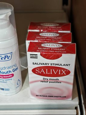 Londra, İngiltere-5 Mart 2025: SALIVIX, tükürük üretimini teşvik ederek, ilaç veya tıbbi koşullar nedeniyle ağız kuruluğu yaşayanlara yardım etmektedir..