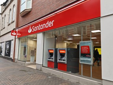Londra, İngiltere-5 Mart 2025: SANTANDER, İngiltere 'de güçlü varlığıyla kişisel ve iş bankacılığı, mortgage, kredi ve yatırım hizmetleri sağlayan küresel bir bankadır.
