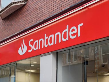 Londra, İngiltere-5 Mart 2025: SANTANDER, İngiltere 'de güçlü varlığıyla kişisel ve iş bankacılığı, mortgage, kredi ve yatırım hizmetleri sağlayan küresel bir bankadır.