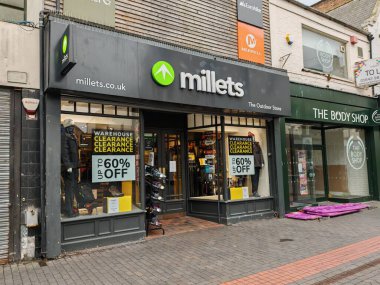 Londra, İngiltere-5 Mart 2025: MILLETS, maceracılar ve doğa meraklıları için yüksek kaliteli kamp malzemeleri, yürüyüş ekipmanları ve açık hava giysileri sunan bir İngiliz açık hava perakendecisi.