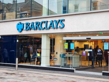 Londra, İngiltere-5 Mart 2025: BARCLAYS kişisel ve iş bankacılığı, krediler, ipotekler, yatırım çözümleri ve dijital bankacılık hizmetleri sunan önde gelen bir İngiltere bankasıdır