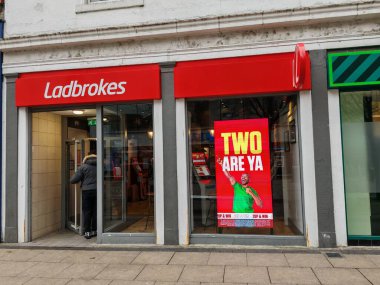 Londra, İngiltere-5 Mart 2025: LADBROKES spor bahisleri, kumarhane oyunları ve çevrimiçi bahis deneyimleri sunan bir İngiliz bahisçi..