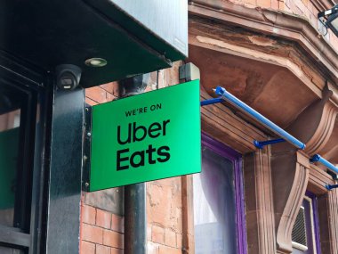 Londra, İngiltere-5 Mart 2025: UBER EATS, kullanıcıları yerel restoranlara bağlayan önde gelen bir gıda dağıtım servisidir..