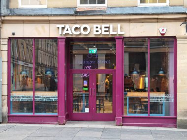 Londra, İngiltere-5 Mart 2025: TACO BELL Meksika yemekleri, dürümler, nachos & quesadillas dahil olmak üzere küresel bir fast-food zinciri..