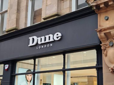Londra, İngiltere-5 Mart 2025: DUNE LONDON, İngiliz ayakkabı ve aksesuar markası..