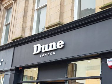 Londra, İngiltere-5 Mart 2025: DUNE LONDON, İngiliz ayakkabı ve aksesuar markası..