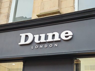 Londra, İngiltere-5 Mart 2025: DUNE LONDON, İngiliz ayakkabı ve aksesuar markası..