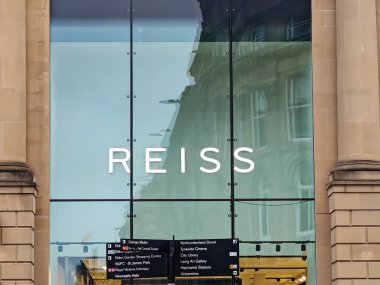 Londra, İngiltere-5 Mart 2025: REISS modern tarz için lüks erkek giyim ve kadın giyimi sunan zarif ve çağdaş kıyafetleriyle tanınan bir İngiliz moda markasıdır.