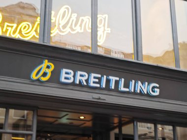 Londra, İngiltere-5 Mart 2025: BREITLING, yüksek hassasiyetli kronometreler, havacılık, dalış ve spor saatleriyle ünlü lüks bir İsviçreli saat markası..