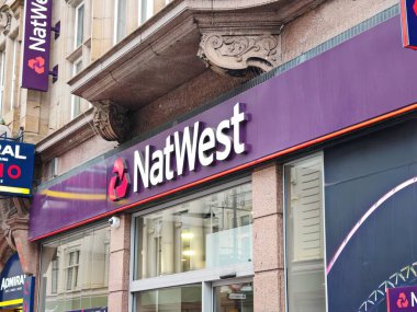 Londra, İngiltere-5 Mart 2025: NATWEST, güvenli mali yönetim için kişisel ve iş hesapları, ipotekler, krediler, tasarruflar ve dijital bankacılık çözümleri sunan bir İngiltere bankasıdır..