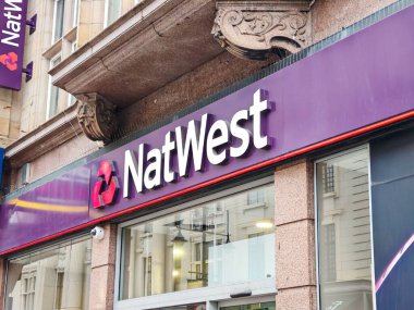 Londra, İngiltere-5 Mart 2025: NATWEST, güvenli mali yönetim için kişisel ve iş hesapları, ipotekler, krediler, tasarruflar ve dijital bankacılık çözümleri sunan bir İngiltere bankasıdır..