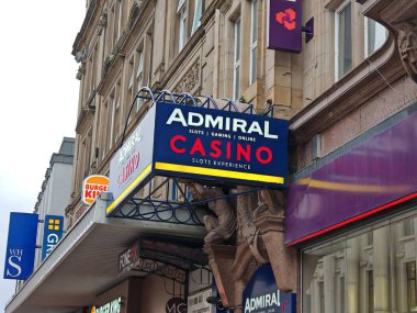 Londra, İngiltere-5 Mart 2025: ADMIRAL CASINO İngiltere genelinde heyecan verici ikramiyeler ve promosyonlarla kumar makineleri, klasik kumarhane oyunları ve dijital bahis deneyimleri sunuyor.