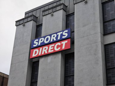 Londra, İngiltere-5 Mart 2025: SPORTS DIRECT, İngiltere 'de futbol, spor, koşu ve açık hava sporları için markalı spor giysileri, ayakkabı ve ekipman satan büyük bir spor perakendecisi.