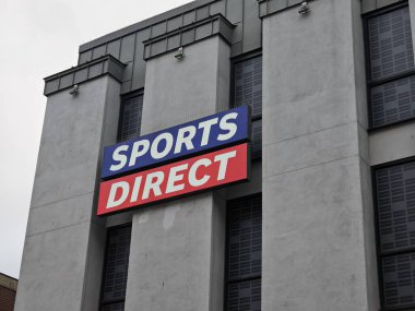 Londra, İngiltere-5 Mart 2025: SPORTS DIRECT, İngiltere 'de futbol, spor, koşu ve açık hava sporları için markalı spor giysileri, ayakkabı ve ekipman satan büyük bir spor perakendecisi.