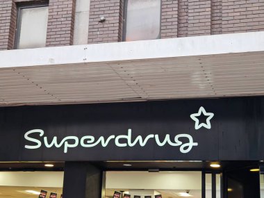 Londra, İngiltere-5 Mart 2025: SUPERDRUG cilt bakımı, kozmetik, saç bakımı, parfüm ve eczacılık hizmetleri sunan bir İngiliz sağlık ve güzellik perakendecisi.