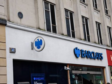 Londra, İngiltere-5 Mart 2025: BARCLAYS kişisel ve iş bankacılığı, krediler, ipotekler, yatırım çözümleri ve dijital bankacılık hizmetleri sunan önde gelen bir İngiltere bankasıdır