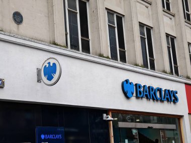 Londra, İngiltere-5 Mart 2025: BARCLAYS kişisel ve iş bankacılığı, krediler, ipotekler, yatırım çözümleri ve dijital bankacılık hizmetleri sunan önde gelen bir İngiltere bankasıdır