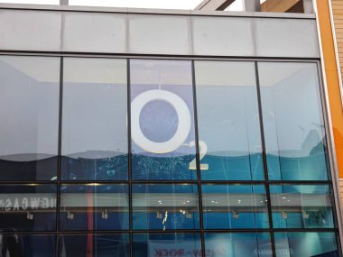 Londra, İngiltere-5 Mart 2025: O2 cep telefonu, geniş bant hizmetleri, SIM anlaşmaları ve 5G ağ kapsama alanı sunan önde gelen bir İngiliz telekomünikasyon sağlayıcısıdır.
