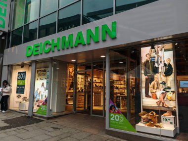 Londra, İngiltere-5 Mart 2025: DEICHMANN, Avrupa 'da erkek, kadın ve çocuklar için uygun fiyatlı ve şık ayakkabılar, spor ayakkabılar ve botlar sunan bir perakendecidir..