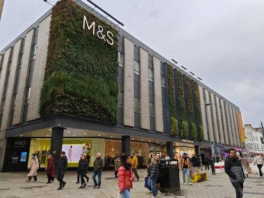 Londra, İngiltere-5 Mart 2025: MARKS & SPENCER markasının kalbinde kaliteli gıda, giysi ve ev gereçleri sunuyor.