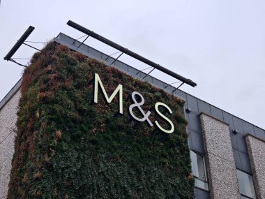 Londra, İngiltere-5 Mart 2025: MARKS & SPENCER markasının kalbinde kaliteli gıda, giysi ve ev gereçleri sunuyor.
