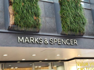 Londra, İngiltere-5 Mart 2025: MARKS & SPENCER markasının kalbinde kaliteli gıda, giysi ve ev gereçleri sunuyor.