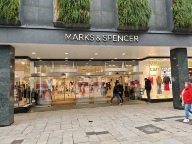 Londra, İngiltere-5 Mart 2025: MARKS & SPENCER markasının kalbinde kaliteli gıda, giysi ve ev gereçleri sunuyor.