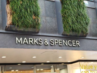 Londra, İngiltere-5 Mart 2025: MARKS & SPENCER markasının kalbinde kaliteli gıda, giysi ve ev gereçleri sunuyor.