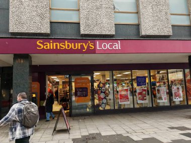 Londra, İngiltere-5 Mart 2025: SAINSBURY 's LOCAL, hızlı ve kolay alışveriş için taze bakkaliye, temel içecekler ve ev eşyaları sunan bir İngiliz market zinciri.
