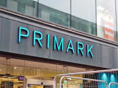 Londra, İngiltere-5 Mart 2025: PRIMARK, ekonomik moda, ev eşyaları, aksesuarlar ve erkek, kadın ve çocuklara bütçeye uygun fiyatlarda modaya uygun güzellik ürünleri sunuyor.