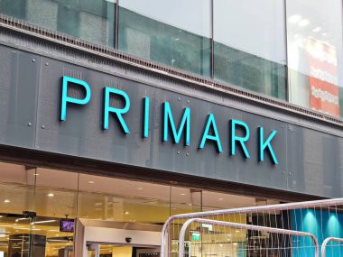 Londra, İngiltere-5 Mart 2025: PRIMARK, ekonomik moda, ev eşyaları, aksesuarlar ve erkek, kadın ve çocuklara bütçeye uygun fiyatlarda modaya uygun güzellik ürünleri sunuyor.