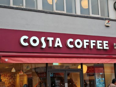 Londra, İngiltere-5 Mart 2025: COSTA kafe zinciri, el yapımı kahve, buzlu içecekler, sıcak bir atmosferi ve paket servis seçenekleri olan hamur işleri ve sandviçler sunan UK 'ların önde gelen kahve dükkânı zinciri..