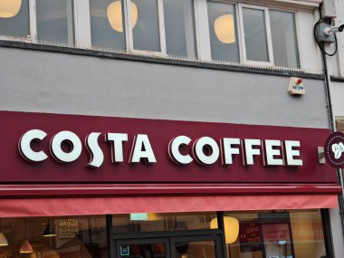 Londra, İngiltere-5 Mart 2025: COSTA kafe zinciri, el yapımı kahve, buzlu içecekler, sıcak bir atmosferi ve paket servis seçenekleri olan hamur işleri ve sandviçler sunan UK 'ların önde gelen kahve dükkânı zinciri..