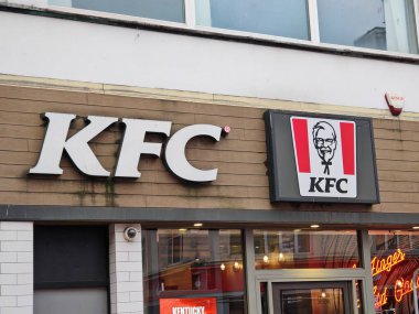 Londra, İngiltere-5 Mart 2025: KFC, akşam yemeği, paket servis ve servis için hazır 11 bitki ve baharat karışımı ile kızarmış tavuk, hamburger, ambalaj ve kenar servis etmektedir..