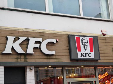 Londra, İngiltere-5 Mart 2025: KFC, akşam yemeği, paket servis ve servis için hazır 11 bitki ve baharat karışımı ile kızarmış tavuk, hamburger, ambalaj ve kenar servis etmektedir..
