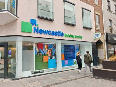 Newcastle, İngiltere-5 Mart 2025: NEWCASTLE BuilILDING SOCIETY, kamu bankacılığı üzerine odaklanarak ipotek, tasarruf hesapları ve yatırım çözümleri sunan bir İngiltere finans kurumudur.