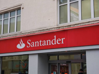 Londra, İngiltere-5 Mart 2025: SANTANDER, İngiltere 'de güçlü bir varlık ile kişisel ve iş hesapları, krediler, ipotekler ve yatırım çözümleri sağlayan küresel bir bankadır.