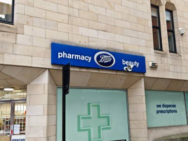 Londra, İngiltere-5 Mart 2025: BOOTS önde gelen eczane ve güzellik perakendecisi, reçeteli ilaçlar, sağlık ürünleri, cilt bakım ürünleri, kozmetik ve sağlık gereksinimleri sunan UKs 'dir.